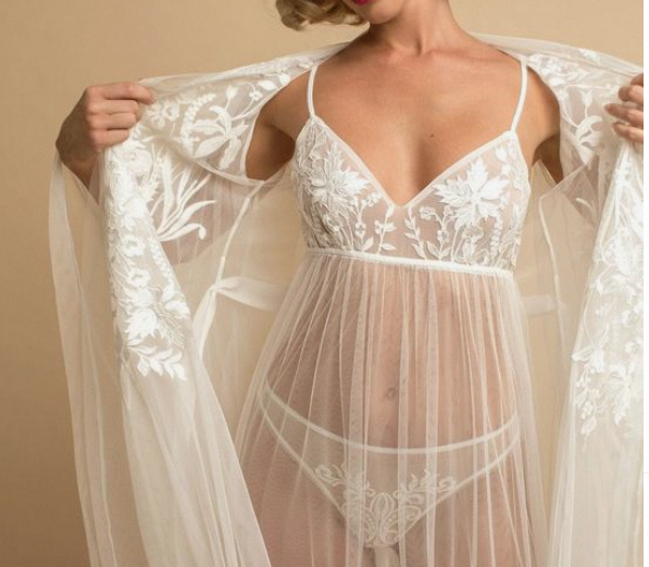 This exquisite sexy wedding night lingerie set features delicate and smooth French lace delicately interwoven with light and transparent tulle, reflecting the elegant and delicate curves of women.