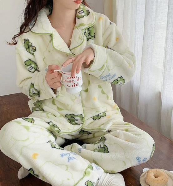 Warm pajamas are the epitome of comfort on chilly evenings. Crafted from soft, insulating materials like flannel, fleece or thermal fabrics, they are designed to lock in body heat and create a cozy microclimate for your sleep.